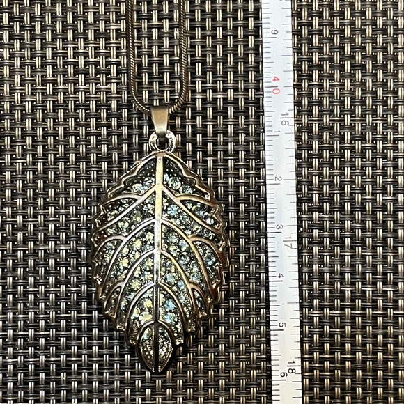 Sparkly Gunmetal Silver-tone Leaf Pendant, Necklace and Earrings Set - Picture 10 of 15